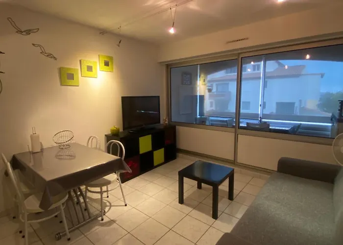 La Desirade Centre Port Avec Parking アパート